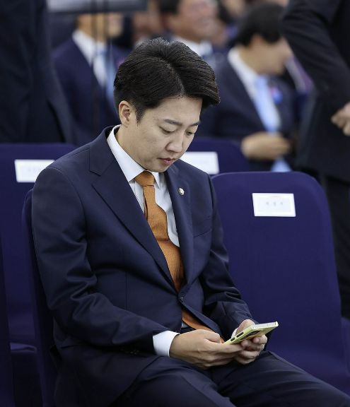 이준석 개혁신당 의원이 4일 서울 여의도 국회에서 열린 제21대 대통령 취임선서식에 참석해 휴대전화를 살펴보고 있다. [사진=연합뉴스]