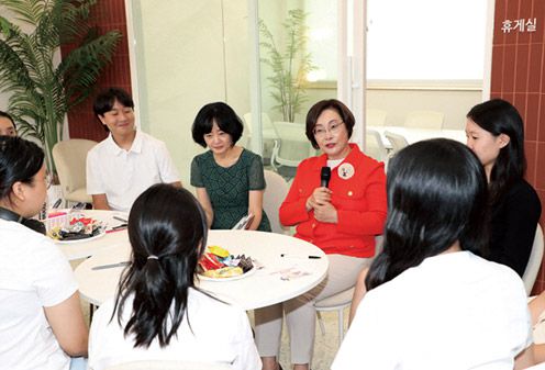 ▲ 박희영 용산구청장(왼쪽에서 세번째)이 청소년 공부방 개소식 현장 간담회에서 학부모들과 소통하는 모습. 사진제공 = 용산구