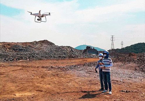 ▲ 호반건설 관계자가 공사 현장에서 드론 촬영을 하고 있다. 사진제공 = 호반건설