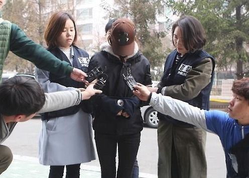 조카의 배를 수차례 발로 걷어차 숨지게 한 20대 이모의 모습. /연합뉴스