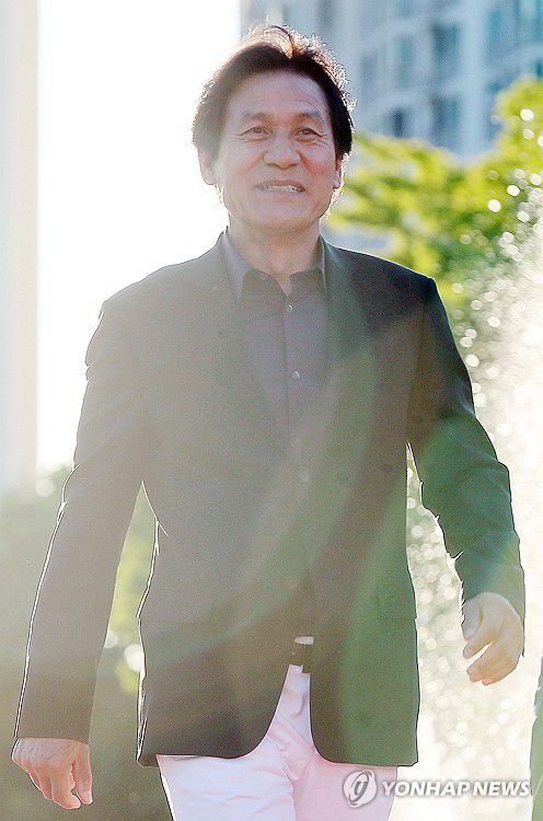 국민배우 안성기 별세(서울=연합뉴스) 국민 배우 안성기가 5일 별세했다. 향년 74세.     사진은 지난 2015년 7월 16일 경기도 부천시 원미구 부천실내체육관에서 열린 제19회 부천국제판타스틱영화제(BiFan)에서 레드카펫 입장하는 배우 안성기. 2026.1.5  [연합뉴스 자료사진] photo@yna.co.kr