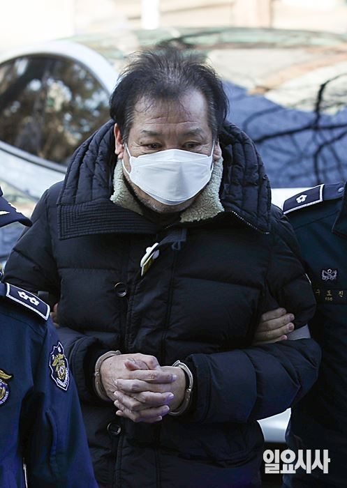 지난해 12월19일, 무속인 건진법사 전성배씨가 서울남부지방법원서 예정돼있는 영장실질심사에 출석하고 있다. ⓒ문경덕 기자