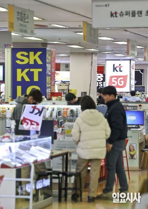 서울의 한 스마트폰 매장을 찾아 스마트폰 둘러보는 시민들 ⓒ고성준 기자