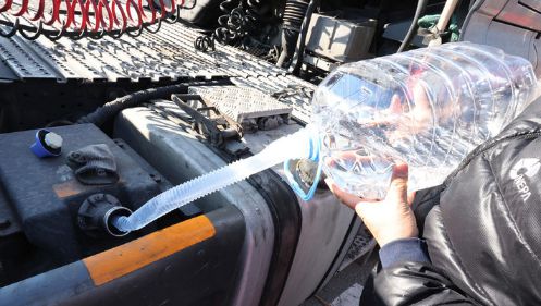 인천 연수구 인천신항 인근 도로에서 화물차 운전기사가 차량에 요소수를 넣고 있는 모습. /사진=뉴시스