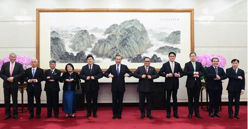 아세안 10국 대사들과 만난 왕이 중국 외교 담당 국무위원[중국 외교부 홈페이지 캡처.재판매 및 DB 금지]