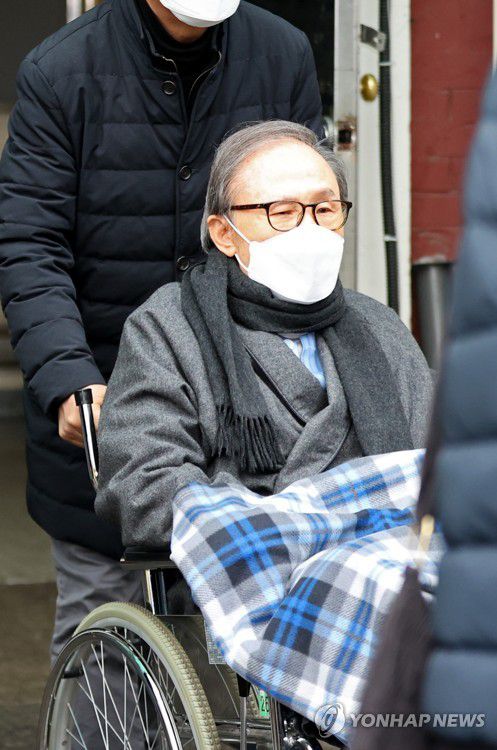 안양교도소 향하는 이명박 전 대통령(서울=연합뉴스) 류영석 기자 = 서울동부구치소 수감 도중 기저질환 치료를 위해 50여일 간 병원에서 치료를 받은 이명박 전 대통령이 지난해 2월 서울 종로구 서울대학교병원에서 퇴원하고 있다.     이 전 대통령은 그동안 수감됐던 동부구치소를 떠나 안양교도소에 수감될 예정이다.