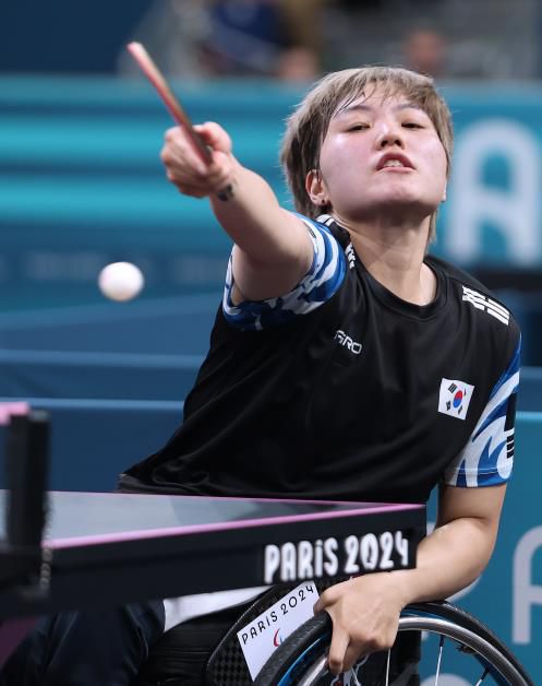 있는 힘을 다해(파리=연합뉴스) 공동취재단 = 윤지유가 7일(한국시간)  프랑스 사우스 파리 아레나4에서 열린 파리 패럴림픽 탁구 여자단식(스포츠등급 WS3) 결승에서 안델라 무지니치 빈센티치와 혈투를 펼치고 있다.