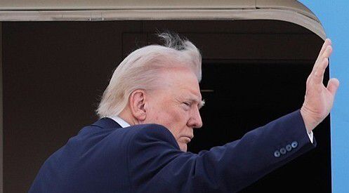 도널드 트럼프 미국 대통령이 프란치스코 교황의 장례식에 참석하기 위해 25일(현지시각) 미국 메릴랜드주 앤드루스 합동 기지에 있는 전용기에 탑승하고 있다. AP연합뉴스