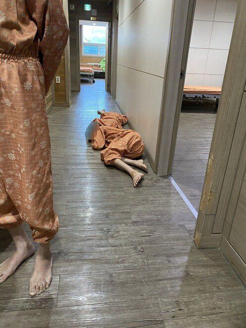 울산 반구대병원 입원실 복도에 환자들이 엎드려 있다. 제보자 제공