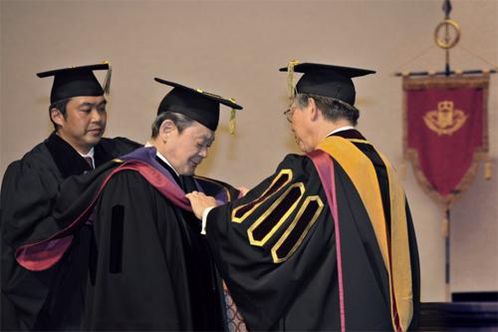 2010년 일본 와세다대학교 오쿠마 강당에서 열린 학위 수여식에서 시라이 가쓰히코 총장(오른쪽)이 이건희 회장에게 명예법학박사 학위를 수여한 뒤, 박사를 상징하는 후드를 걸쳐주고 있다. /삼성그룹 제공