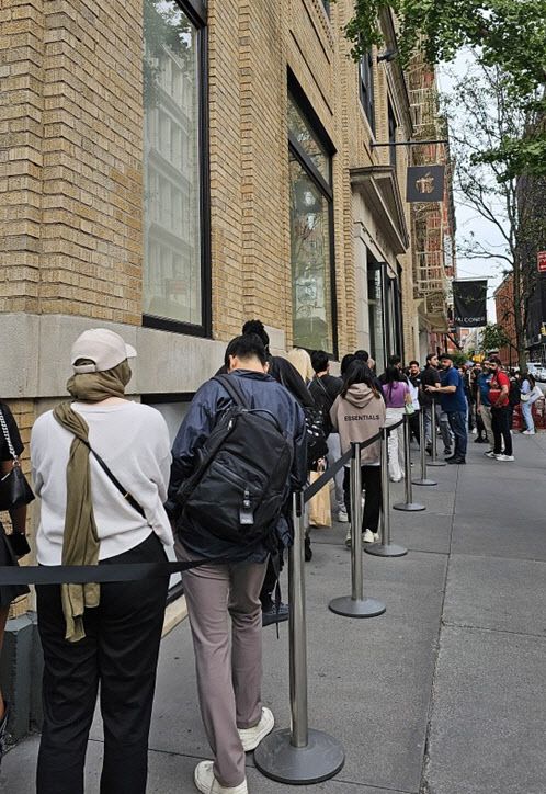 22일(현지시간) 오후 5시 뉴욕 맨해튼 예술의 거리에 있는 애플스토어 ‘소호(SOHO)’점에도 여전히 대기줄이 길게 이어져 있었다.