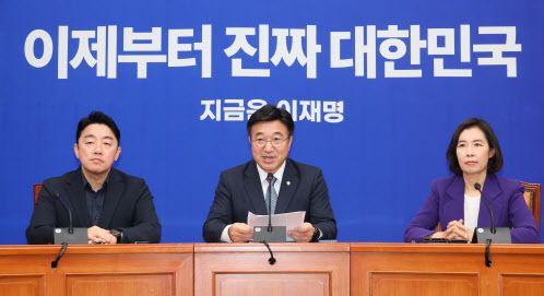 윤호중 더불어민주당 총괄선거대책본부장이 5일 오전 서울 여의도 국회에서 열린 기자간담회에 참석해 모두 발언하고 있다. 왼쪽부터 강훈식 수석부본부장, 윤 본부장, 박경미 대변인.(사진=뉴스1)