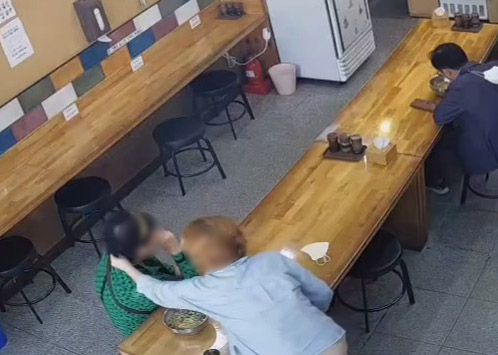 일행 머리카락 뽑는 여성 손님[독자 제공. 재판매 및 DB 금지]