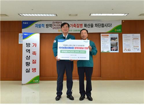 NH농협손해보험 최문섭(오른쪽) 대표이사와 나눔축산운동본부 안병우 상임공동대표가 지난달 31일 중구 농협중앙회에서 소 럼피스킨병 조기 종식을 위한 방역지원금 전달식에 참여했다. [NH농협손보 제공]