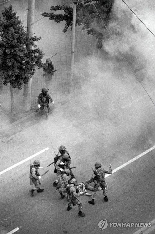 1980년 5·18 당시 광주에서 시민 구타하는 계엄군[5·18기념재단 제공]