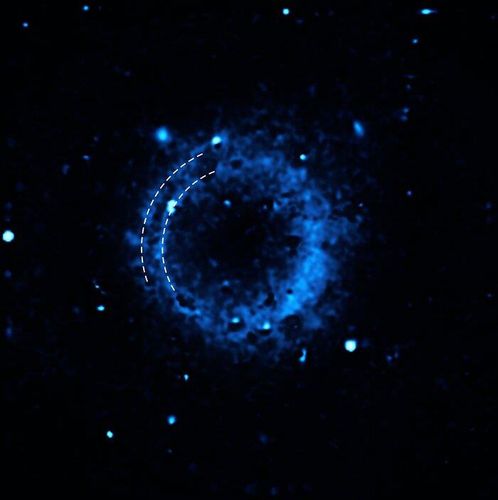 백색왜성의 이중 폭발로 만들어진 초신성 잔해 'SNR 0509-67.5'약 400년 전 지구에서 관측 가능한 밝기로 폭발했을 것으로 추정되는 16만광년 밖의 초신성 잔해 'SNR 0509-67.5'의 칼슘 분포(파란색). 유럽남방천문대(ESO) 초거대망원경(VLT)에 장착된 광시야 분광 관측기(MUSE) 관측 결과 SNR 0509-67.5 주위에는 백색왜성이 폭발할 때 방출된 칼슘이 중심별에서 동심원 형태로 층을 이루고 있는 것으로 나타났다. 칼슘층이 2개 있다는 것은 폭발이 두차례 있었음을 의미하는 것으로 풀이된다. [ESO/P. Das et al. 제공. 재판매 및 DB 금지]