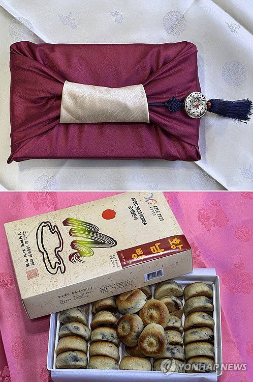 시진핑 중국 국가주석과 대표단에 보낸 황남빵(경주=연합뉴스) 대통령실은 이재명 대통령이 시진핑 중국 국가주석을 환영한다는 뜻으로 중국 대표단에 경주의 명물인 황남빵을 전달했다고 31일 밝혔다. 대통령실은 이재명 대통령이 모든 APEC 회원국 대표단에게도 황남빵을 선물할 것을 지시했다고 전했다. 2025.10.31 [대통령실 제공. 재판매 및 DB 금지]