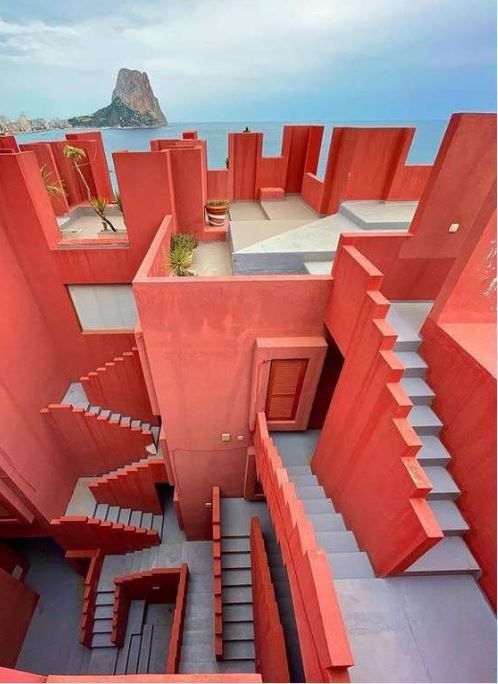 요새 모양의 외관에 미로처럼 꼬인 내부는 주황색과 파란색 등 원색으로 칠해져 있어 '레드월'(Red wall)이라고도 불린다. 해변에 바로 인접해 있어 지중해의 아름다운 모습을 감상할 수 있다.