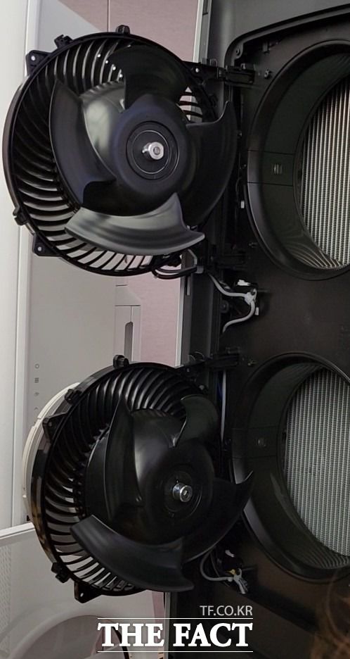 비스포크 무풍에어컨 갤러리 신제품에는 고객이 직접 패널을 분리해 청소할 수 있는 '이지 오픈 패널'이 적용됐다. 사진은 기자가 직접 패널을 제거하고, 에어컨 내부를 살펴본 모습. /최문정 기자