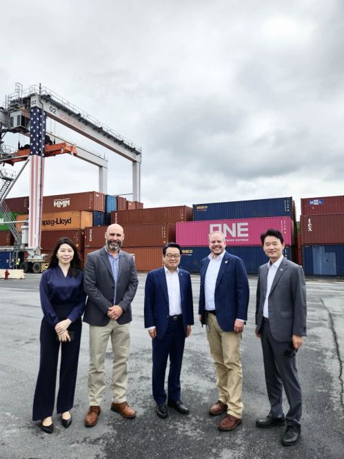 지난 14일 안병길(가운데) 해진공 사장이 미국 조지아주 ARP(애팔래치안 지역 항만) 터미널에 방문해 조지아항만청과 담당자(좌, 우)와 함께 기념촬영을 하고 있다. 해진공 제공