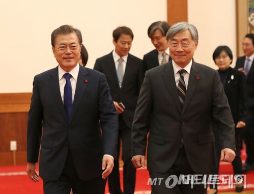 【서울=뉴시스】전진환 기자 = 문재인 대통령과 최재형 감사원장. 2018.01.01.   amin2@newsis.com