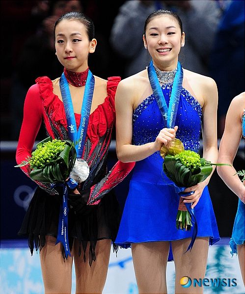 2010 밴쿠버 동계 올림픽에서 은메달을 획득한 아사다 마오(사진 왼쪽) 당시 일본 피겨스케이팅 국가대표와 금메달을 목에 건 당시 대한민국 피겨 스케이팅 국가대표 김연아(오른쪽). /사진=뉴시스