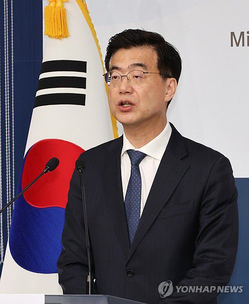 (서울=연합뉴스) 최재구 기자 = 이재웅 외교부 대변인이 18일 서울 종로구 정부서울청사 별관에서 외교부 정례브리핑을 하고 있다. 2025.3.18 jjaeck9@yna.co.kr