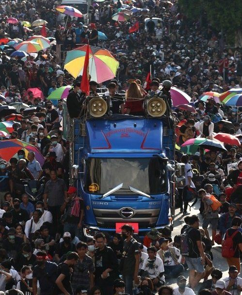 태국 반정부 시위대가 지난 14일(현지시간) 1973년 10월 14일 민중봉기 47주년을 맞아 수도 방콕 도심을 행진하고 있다. 시위대는 쁘라윳 짠오차 총리 퇴진과 군주제 개혁 등을 촉구했다. EPA=연합뉴스