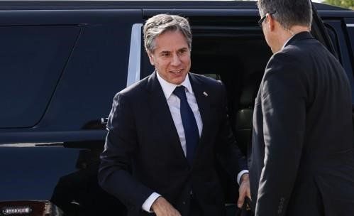 인도와 쿠웨이트 순방을 위해 26일 미국 워싱턴DC 인근 앤드루스 공군기지에 도착한 토니 블링컨 미국 국무장관. 28일 블링컨 장관은 자이샨카르 장관과 합동 기자회견에서 "탈레반이 무력으로 아프간을 장악하고 자국민에게 잔혹행위를 할 경우 '왕따 국가'(pariah state)가 될 것"이라고 말했다. [AP=연합뉴스]