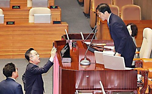 2일 국회 본회의에서 국민의힘 박형수 원내수석부대표와 더불어민주당 박성준 원내수석부대표가 국민의힘 박충권 의원의 “공산주의자” 발언 논란과 관련해 이학영 부의장과 대화하고 있다. 연합뉴스