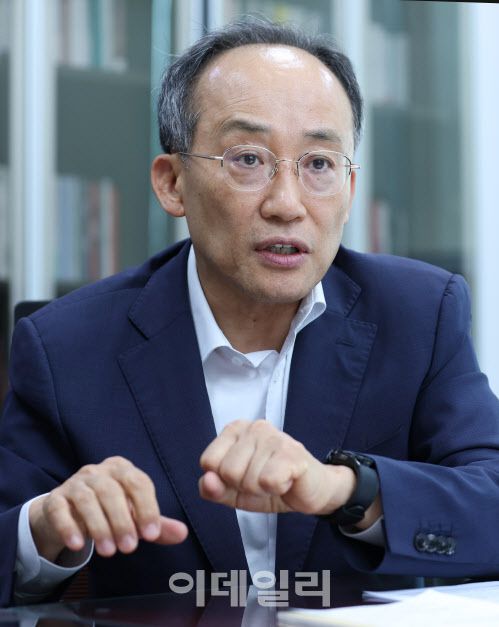 [이데일리 노진환 기자] 추경호 국민의힘 의원이 2일 서울 여의도 국회 의원회관에서 이데일리와 인터뷰를 하고 있다.