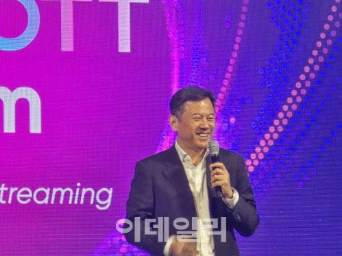 제프 한 텐센트 그룹 온라인 비디오 부문 부사장이 6일 서울 앰배서더 풀만 호텔에서 방송미디어통신위원회 주최로 열린 ‘2025 국제 OTT포럼’에서 발표하고 있다(사진=윤정훈 기자)