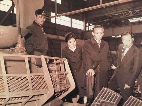 1977년 울산 현대중공업 조선소를 방문한 박정희 당시 대통령과 그의 딸이자 훗날 대통령이 된 박근혜 전 대통령, 그리고 정주영 현대 회장.