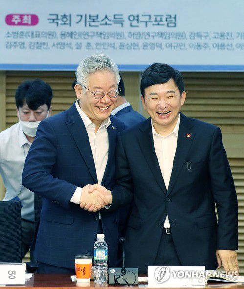 악수하는 이재명-원희룡(서울=연합뉴스) 안정원 기자 = 이재명 경기도지사(왼쪽)와 원희룡 제주도지사가 30일 오전 서울 여의도 국회 의원회관에서 열린 '국회 기본소득 연구포럼 창립총회 및 세미나'에서 만나 악수하고 있다. 2020.7.30 jeong@yna.co.kr