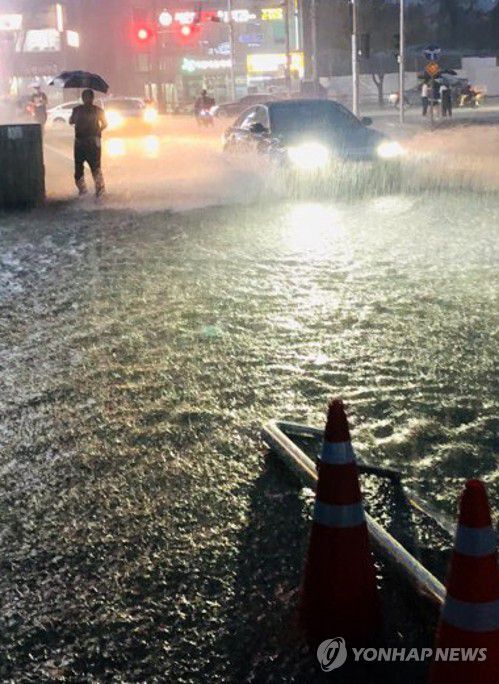 퇴근 시간 빗물 차오른 도로(부산=연합뉴스) 부산에 호우경보가 내려진 7일 오후 부산 해운대구 우동 한 도로에 물이 차올라 차량이 서행하고 있다. 2020.8.7 [부산 경찰청 제공. 재판매 및 DB 금지] handbrother@yna.co.kr