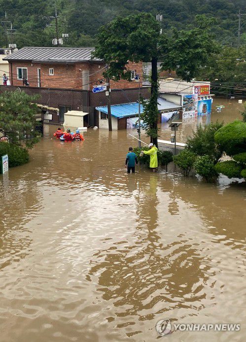 물에 잠긴 화개장터(하동=연합뉴스) 8일 오전 경남 하동군 화개장터 일대가 300㎜ 쏟아진 집중호우로 인해 침수된 상태를 보이고 있다. 2020.8.8 [하동군 제공. 재판매 및 DB 금지] home1223@yna.co.kr
