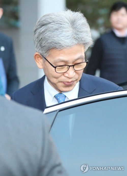 부시장 자리 물러나는 송병기2020년 1월 14일 직권 면직 형식으로 공직에서 물러난 송병기 울산시 경제부시장이 울산시청을 나와 차에 타고 있다. 
[연합뉴스 자료사진]