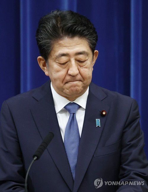 굳은 표정 짓는 아베 일본 총리(도쿄 교도=연합뉴스) 아베 신조(安倍晋三) 일본 총리가 28일 오후 총리관저에서 열린 기자회견에서 사의를 공식 표명했다. 
    아베 총리는 이날 NHK를 통해 생중계된 회견에서 "사임하기로 했다"고 밝혔다. 2020.8.28 photo@yna.co.kr