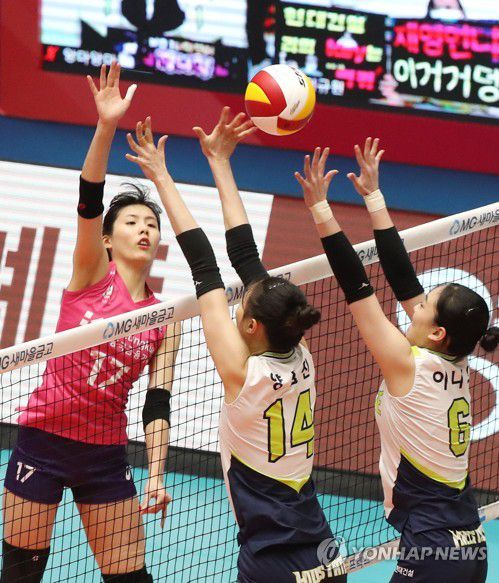 이재영 '받아라!'(제천=연합뉴스) 김주형 기자 =  4일 오후 충북 제천시 제천체육관에서 열린 2020 제천·MG 새마을금고컵 프로배구 대회 여자부 준결승 흥국생명과 현대건설 경기에서 흥국생명 이재영이 스파이크하고 있다. 2020.9.4 kjhpress@yna.co.kr