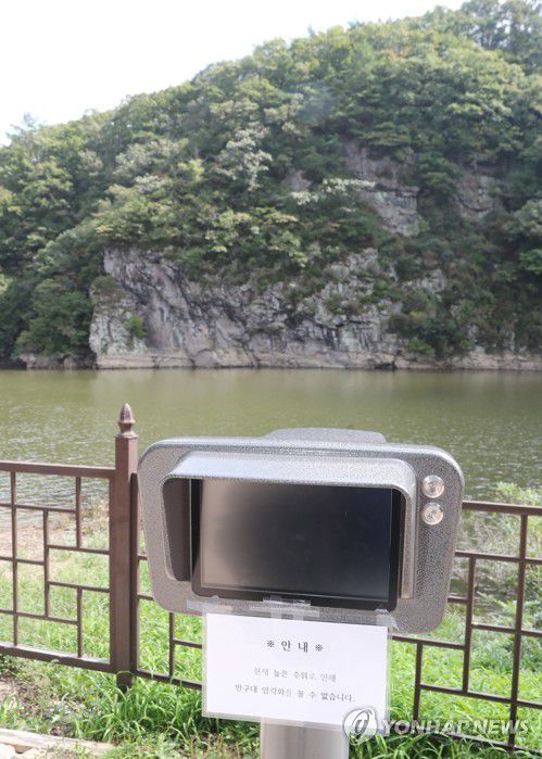 물 속에 잠긴 반구대 암각화(울산=연합뉴스) 이상현 기자 = 지난 7월 14일 내린 비로 하류에 있는 사연댐 수위가 상승하면서 울산시 울주군 언양읍 대곡천변의 반구대 암각화가 물에 잠겨 있다. 암각화 전망대의 망원경이 꺼진 채 '현재 높은 수위로 인해 반구대 암각화를 볼 수 없습니다'는 문구가 적혀 있다. 2020.9.26 leeyoo@yna.co.kr