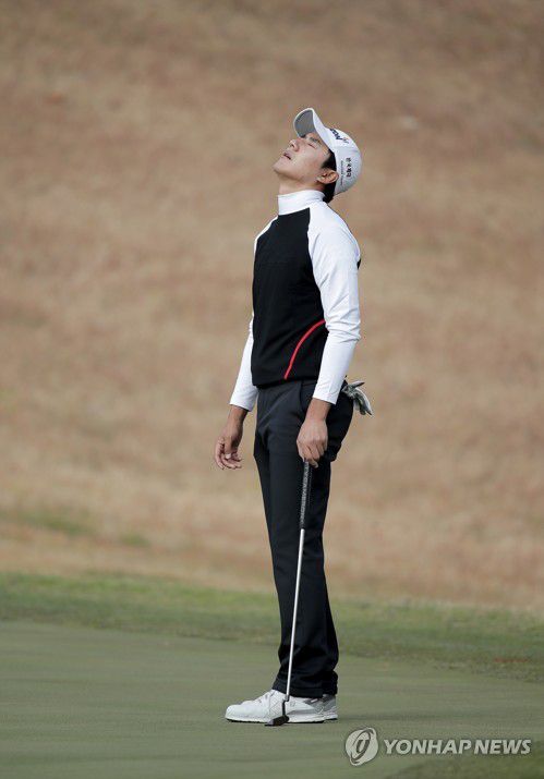 김한별 '아쉽다'(서울=연합뉴스) 6일 경기 파주시 광탄면 서원밸리CC에서 열린 LG SIGNATURE 플레이어스 챔피언십 2라운드 16번 홀에서 김한별이 버디퍼팅 실패 후 아쉬워하고 있다. 2020.11.6 
    [KPGA 제공. 재판매 및 DB 금지] photo@yna.co.kr
