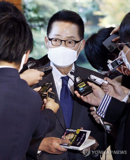 스가 일본 총리 만나고 나온 박지원 국정원장(도쿄 교도=연합뉴스) 박지원 국가정보원장이 10일 오후 일본 총리관저에서 스가 요시히데(菅義偉) 일본 총리를 면담한 후 취재진의 질문을 듣고 있다. 2020.11.10 photo@yna.co.kr