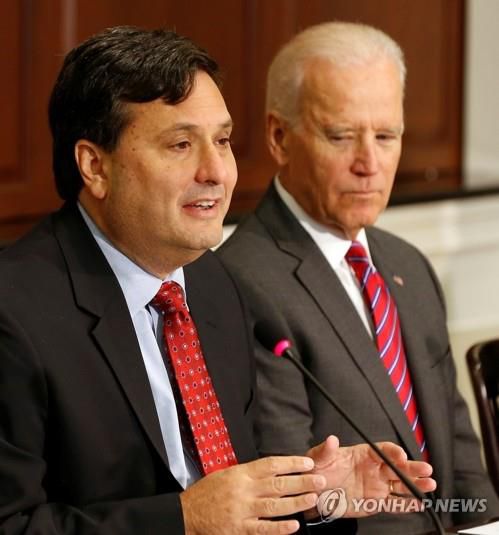 '바이든 백악관' 초대 비서실장에 낙점된 론 클레인

    (워싱턴 로이터=연합뉴스) 조 바이든 미국 대통령 당선인이 초대 백악관 비서실장으로 낙점한 론 클레인이 지난 2014년 11월 13일 에볼라 대응 조정관으로서 백악관 아이젠하워 행정동에서 에볼라 관련 기관장들을 상대로 발언하고 있는 모습. 
    jsmoon@yna.co.kr