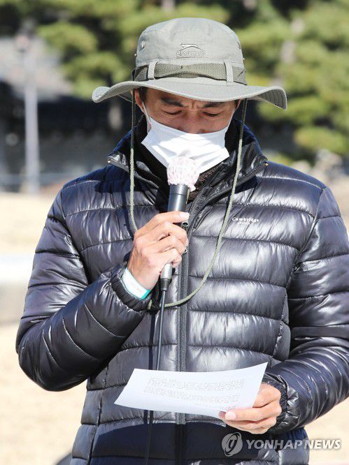 청와대 앞 단식농성 재개 밝히는 김성묵 씨(서울=연합뉴스) 이재희 기자 = 세월호 생존자 김성묵 씨가 4일 오전 청와대 분수대 앞에서 열린 세월호 진상규명을 촉구하는 기자회견에 참석, 발언하고 있다. scape@yna.co.kr