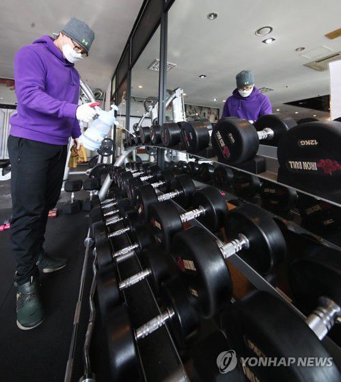 운동기구 소독하며 영업 준비하는 헬스장(용인=연합뉴스) 홍기원 기자 = 17일 오후 경기도 용인시의 한 헬스장에서 직원들이 운동기구 등을 소독하며 영업 준비를 하고 있다.
    방역당국은 오는 18일부터 수도권의 실내체육시설·노래연습장·학원·실내스탠딩공연장·직접판매홍보관 등 다중이용시설 11만2천곳에 대한 집합금지 조치를 해제하기로 했다.
    해당 시설들은 운영은 가능하지만 이용 인원을 시설 면적 8㎡당 1명(방문판매는 16㎡당 1명)으로 제한해야 하고, 오후 9시부터 다음날 오전 5시까지는 운영을 중단하는 등 방역지침을 따라야 한다. 2021.1.17 xanadu@yna.co.kr