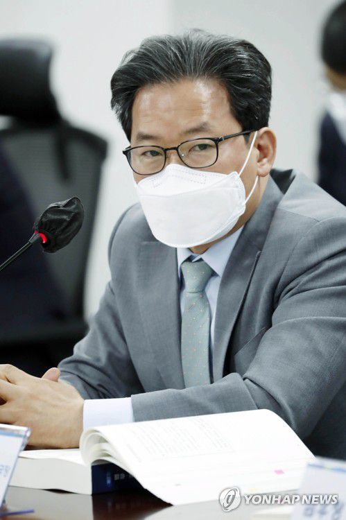 서울남부지검장에 심재철 검찰국장(서울=연합뉴스) 법무부는 7일 대검 검사급(검사장) 간부 4명의 전보 인사를 전격 단행했다. 박범계 법무부 장관 취임 후 첫 검찰 정기인사다.
    이번 인사에 따라 심재철(27기) 검찰국장은 서울남부지검장으로 이동한다. 2021.2.7 [연합뉴스 자료사진] photo@yna.co.kr