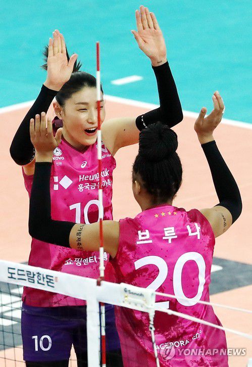 김연경 '브루나 득점이다'(인천=연합뉴스) 윤태현 기자 = 19일 인천 계양체육관에서 열린 여자프로배구 흥국생명 핑크스파이더스와 KGC인삼공사 프로배구단의 경기. 1세트 흥국생명 김연경이 동료 브루나의 득점에 기뻐하고 있다. 2021.2.19 tomatoyoon@yna.co.kr