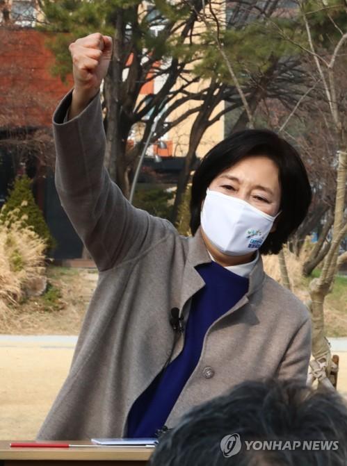 파이팅 외치는 박영선(서울=연합뉴스) 더불어민주당 박영선 서울시장 후보가 14일 서울 은평구 서울혁신센터에서 정견을 발표한 뒤 파이팅을 외치고 있다.  2021.3.14  [국회사진기자단] zjin@yna.co.kr