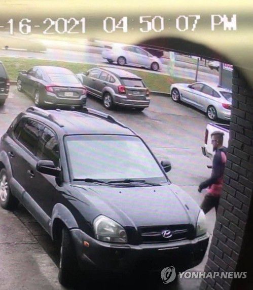 감시 카메라에 포착된 미 애틀랜타 총격사건 용의자(애틀랜타 AFP=연합뉴스) 16일(현지시간) 미국 조지아주 애틀랜타 외곽 총격 사건 현장에서 감시 카메라에 포착된 용의자(맨 앞 SUV 차량 오른쪽)의 모습. [체로키 카운티 보안관실 페이스북 제공] jsmoon@yna.co.kr