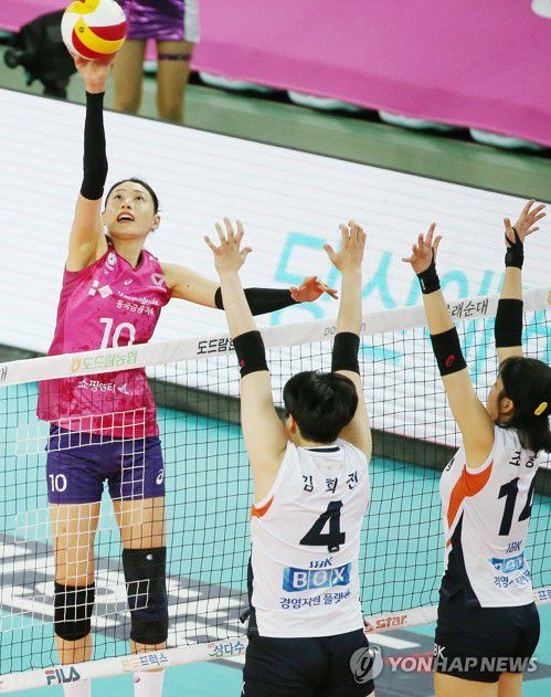 공격하는 김연경(인천=연합뉴스) 김상연 기자 = 20일 인천 계양체육관에서 열린 여자프로배구 플레이오프 1차전 인천 흥국생명 핑크스파이더스와 화성 IBK 기업은행 알토스의 경기. 1세트 흥국생명 김연경이 공격하고 있다. 2021.3.20 goodluck@yna.co.kr